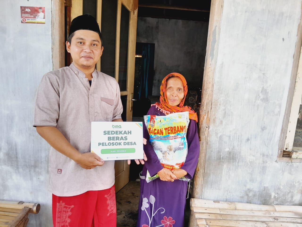 Foto Ibu Bai'a saat menerima sedekah beras